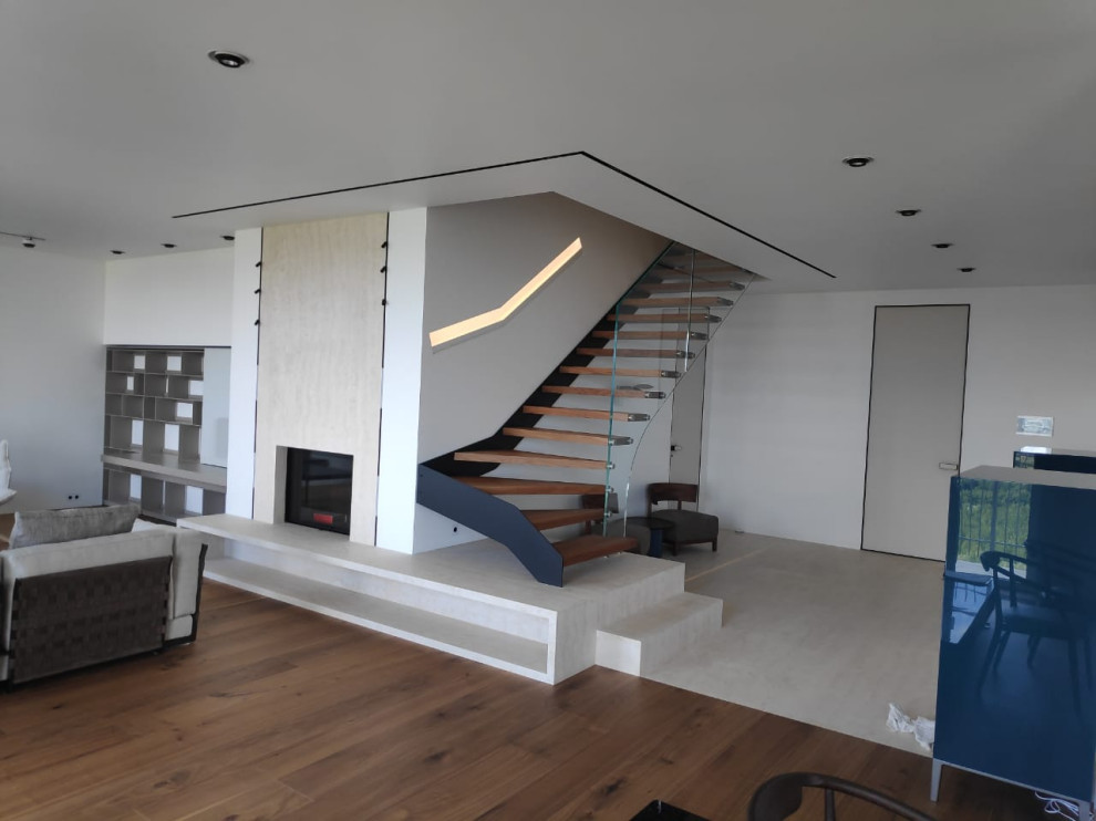 Современная лестница на стальной тетиве