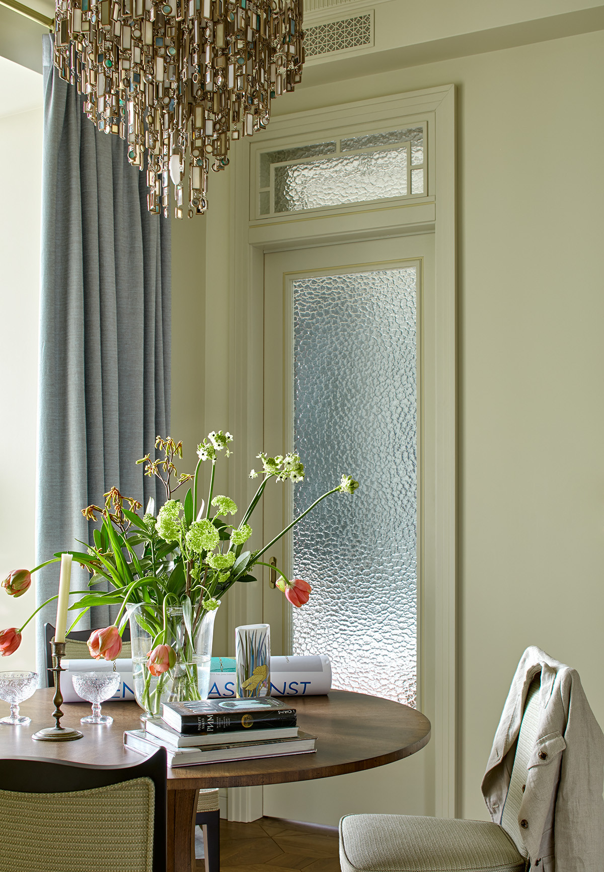 Houzz тур: Светлая квартира по мотивам американской неоклассики