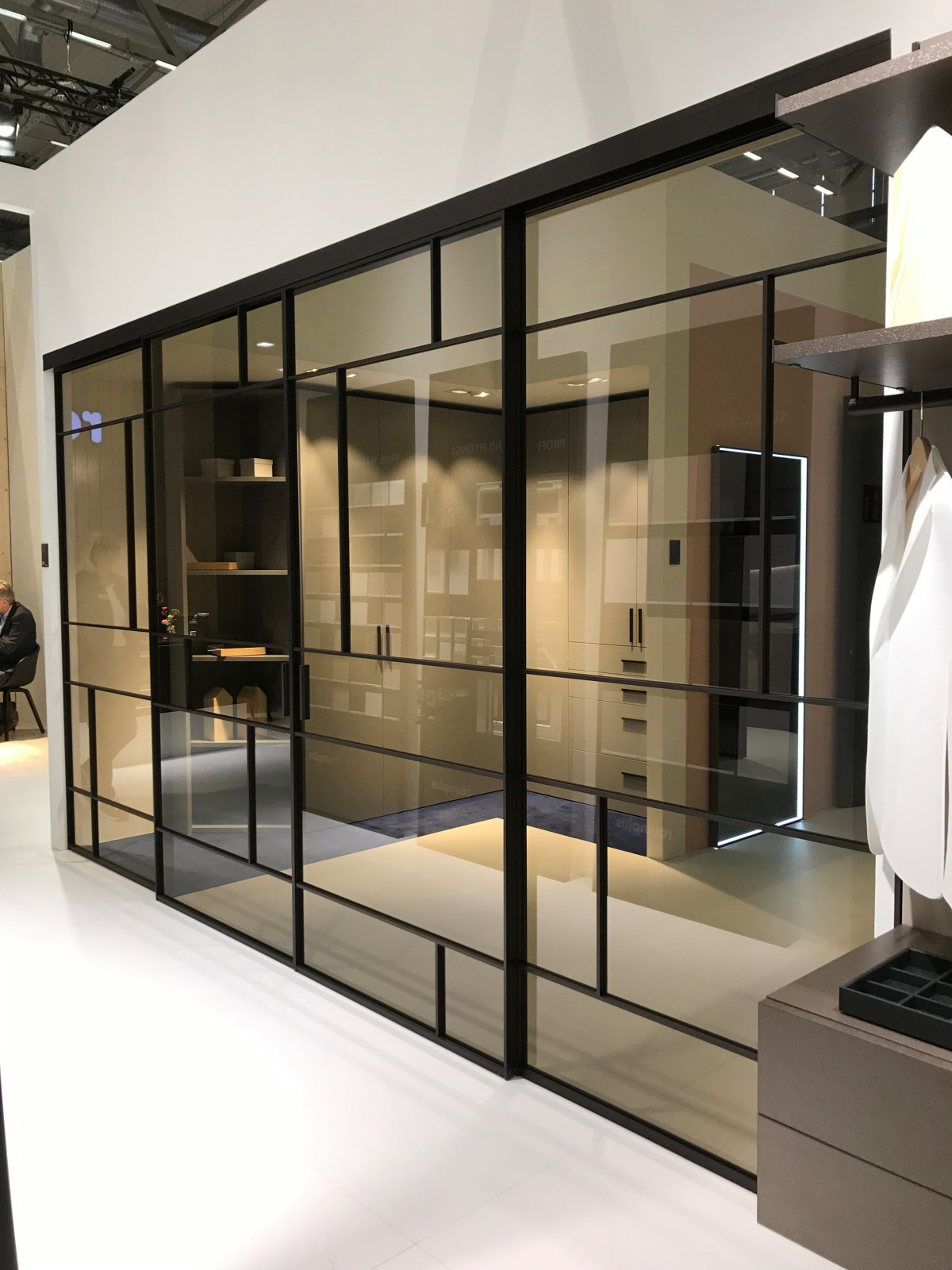 Раздвижные двери raumplus в темном профиле