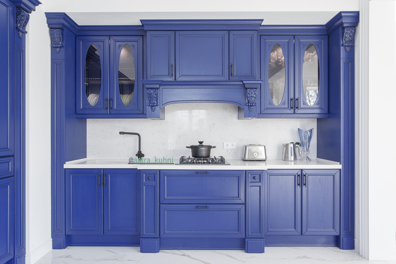 Кухня королевского синего цвета, массив ясеня, классика.