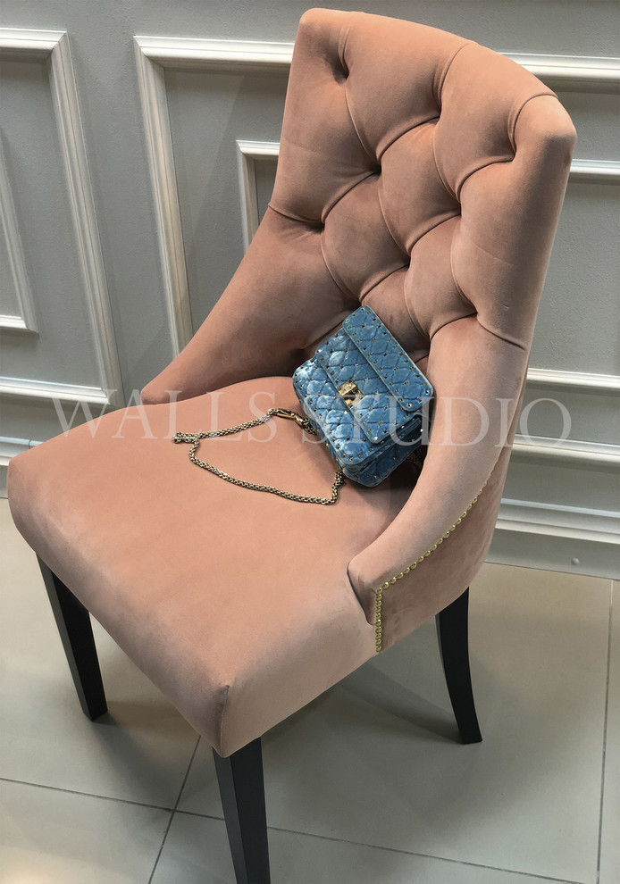 Стул в шоу-руме (Москва, Рябиновая ул 41, стр 6, помещение 0-11)