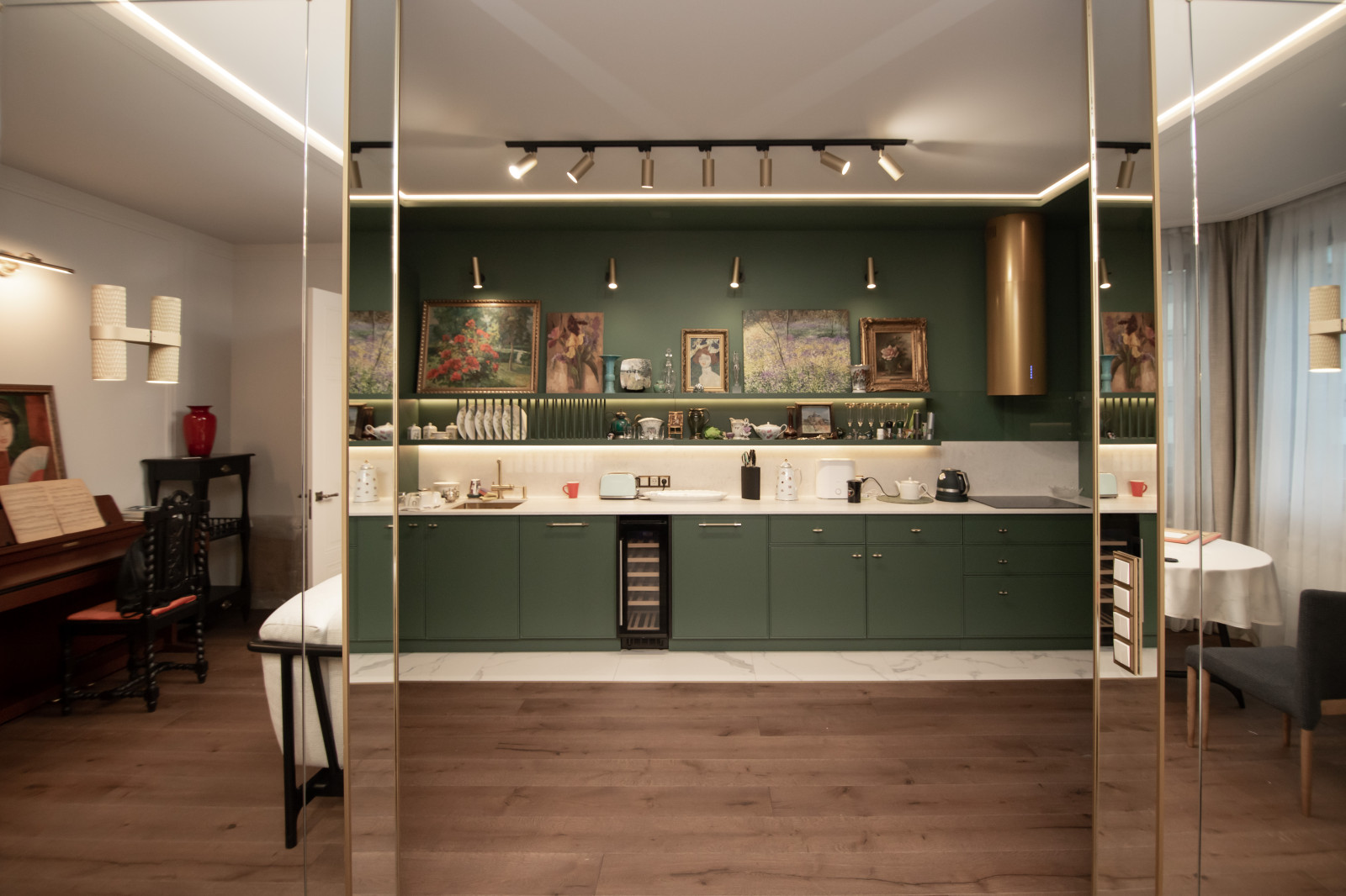 Стильная неоклассическая кухня в темно-изумрудном цвете