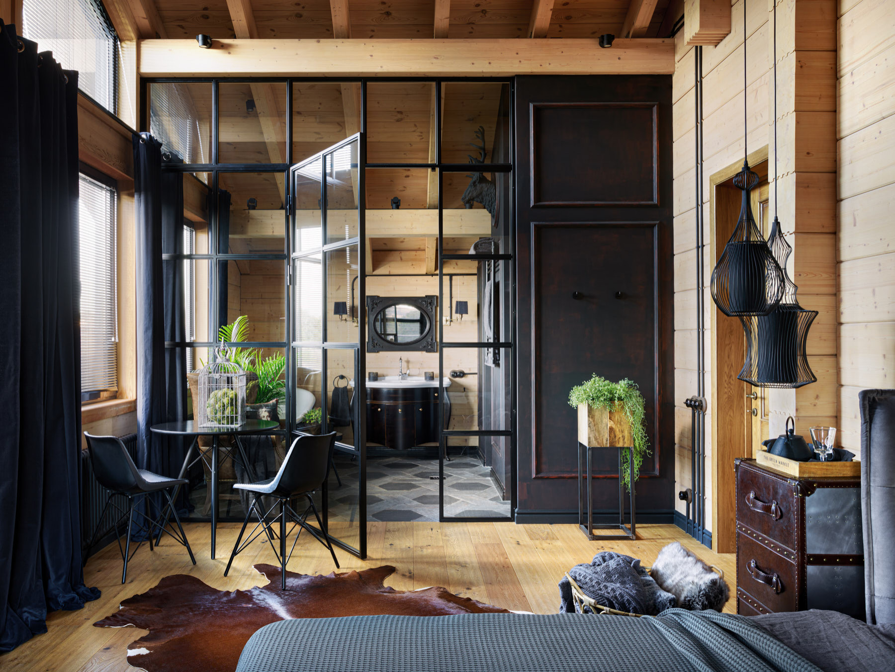 Houzz тур: Дом с напольным бордюром из старых чугунных плит