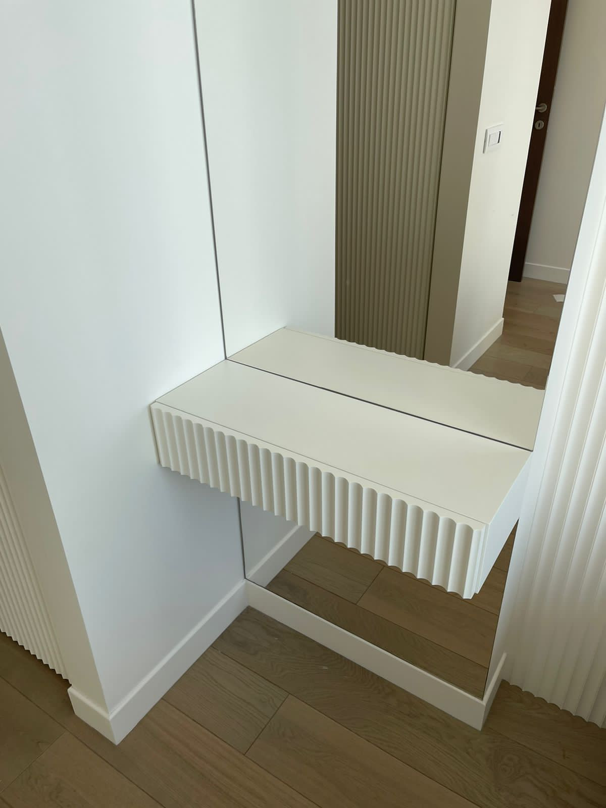 Обложка проекта: Шкаф из мдф в эмали с подсветкой