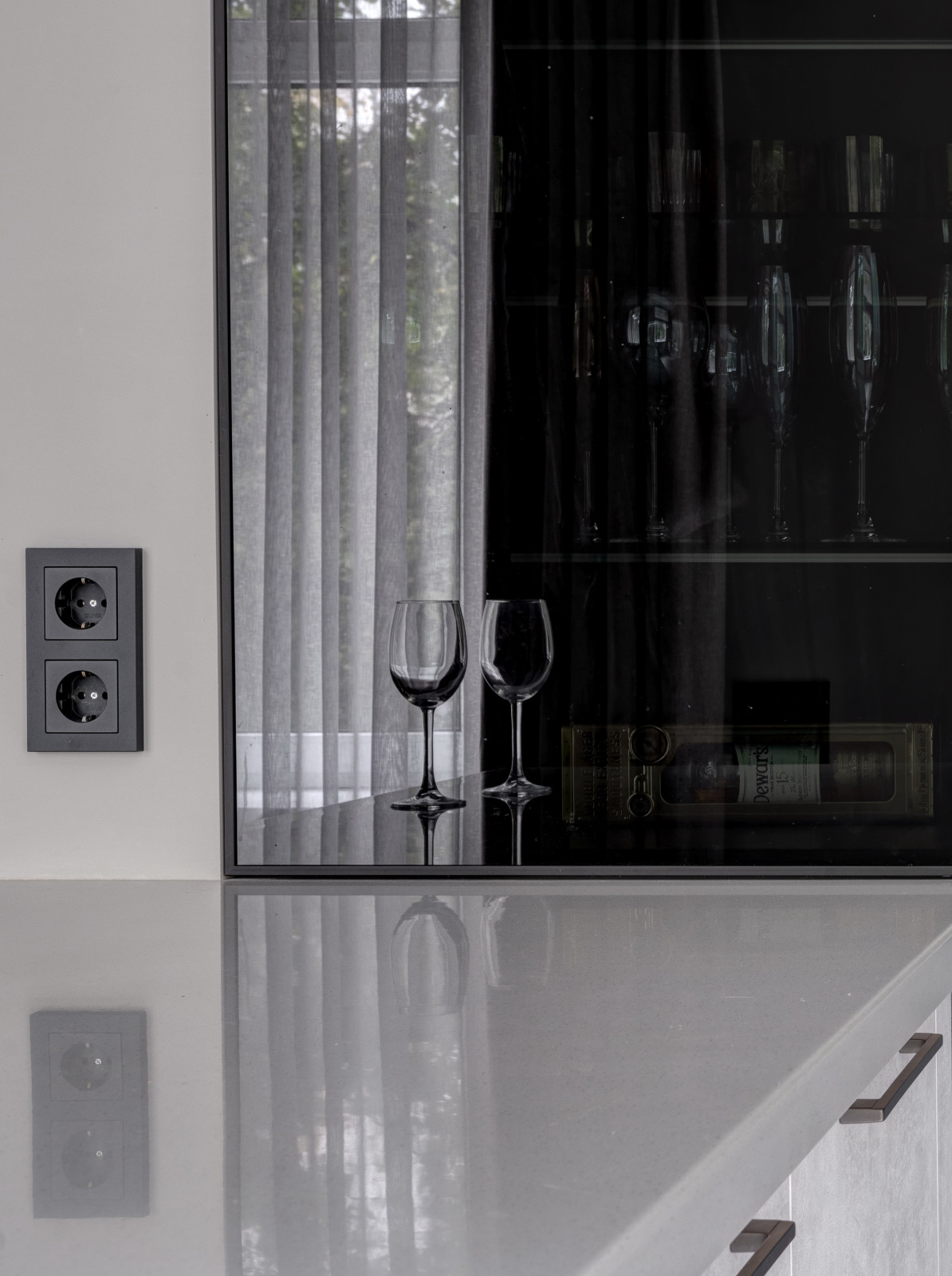 "Смокинг". Квартира на наб. Т. Шевченко