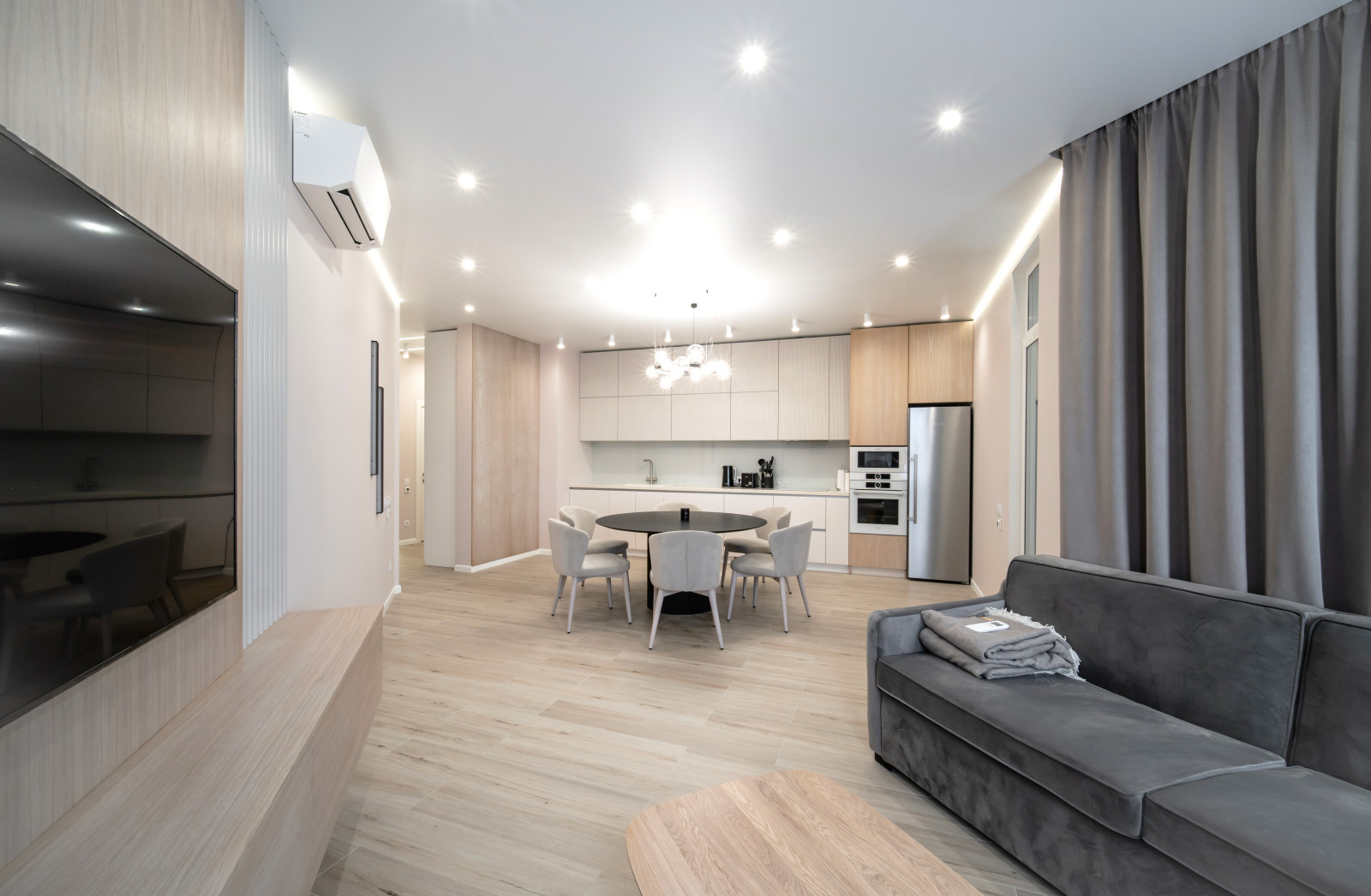 Living room kitchen with large solid wood dining table, Islington, London