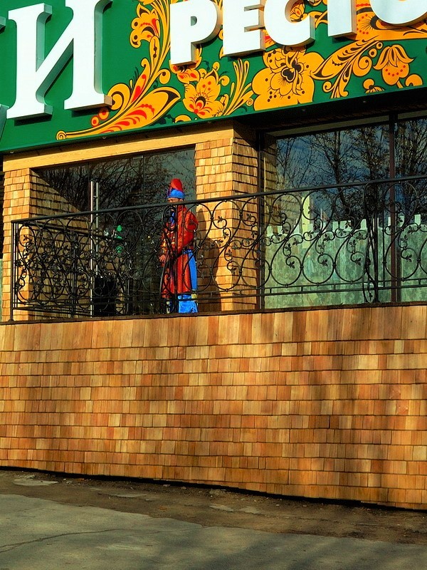 Монтаж фасада ресторана из дранки