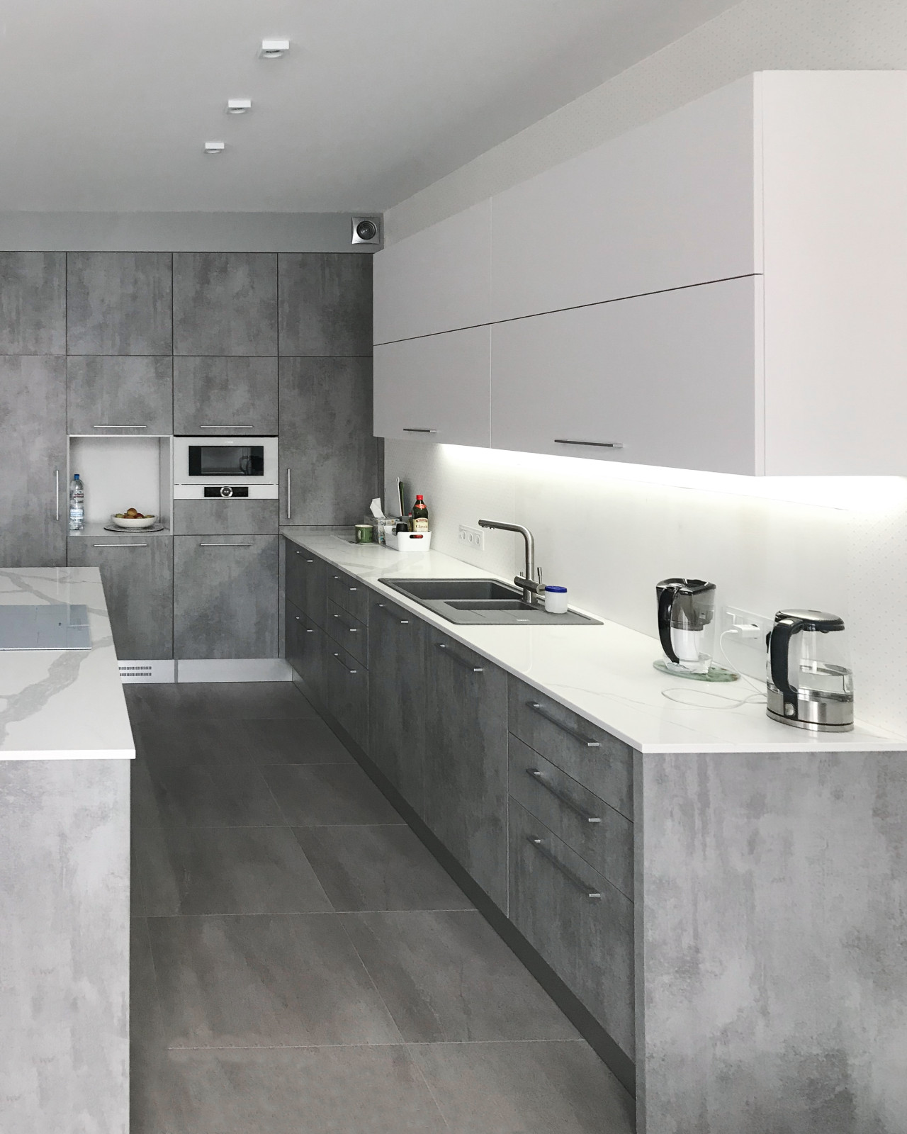 СЕРАЯ КУХНЯ В СТИЛЕ MINIMALISM С ОСТРОВОМ