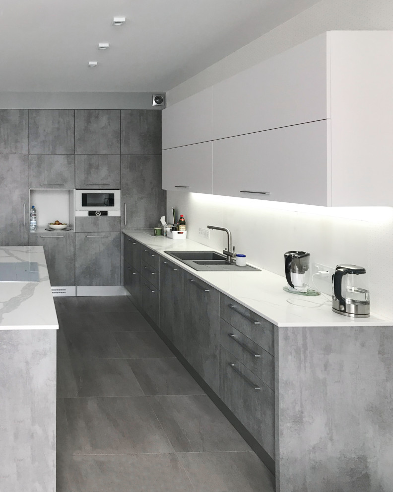 СЕРАЯ КУХНЯ В СТИЛЕ MINIMALISM С ОСТРОВОМ