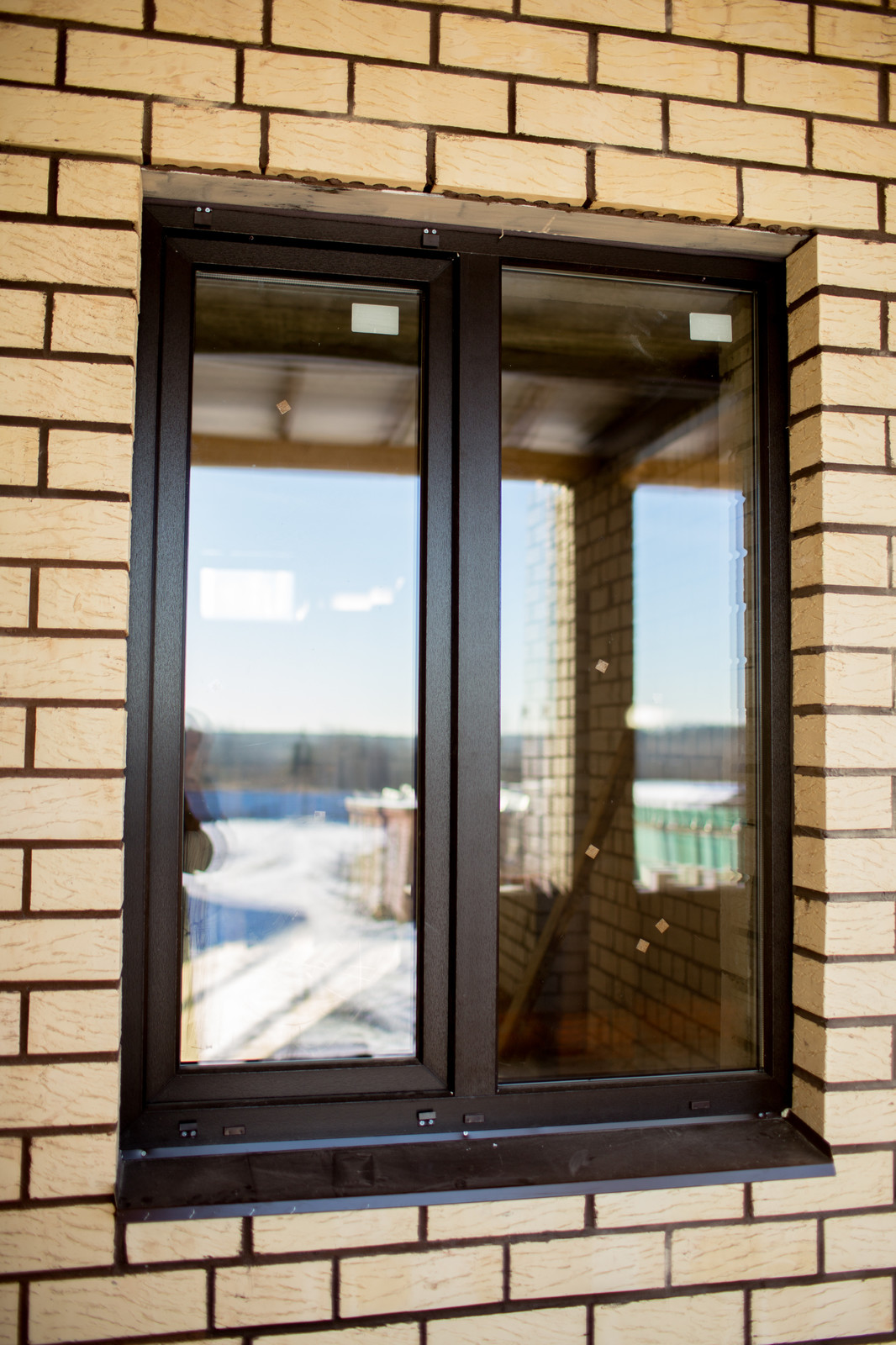 Шоколадно-коричневые пластиковые окна для загородного дома