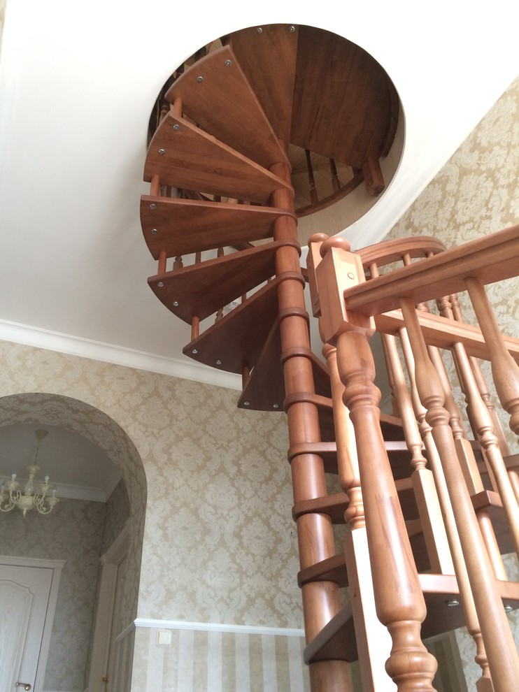 Винтовая деревянная лестница на мансарду.