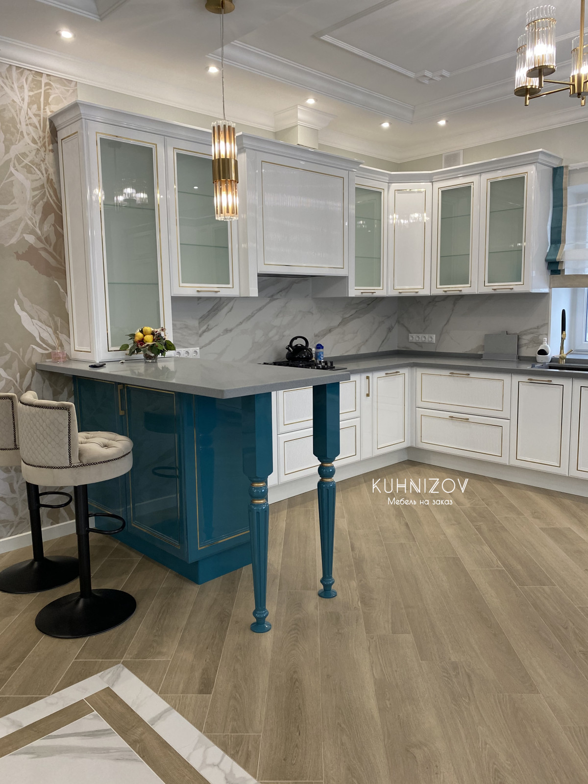 Кухня Аурелия и ТВ зона. Латунь эмаль