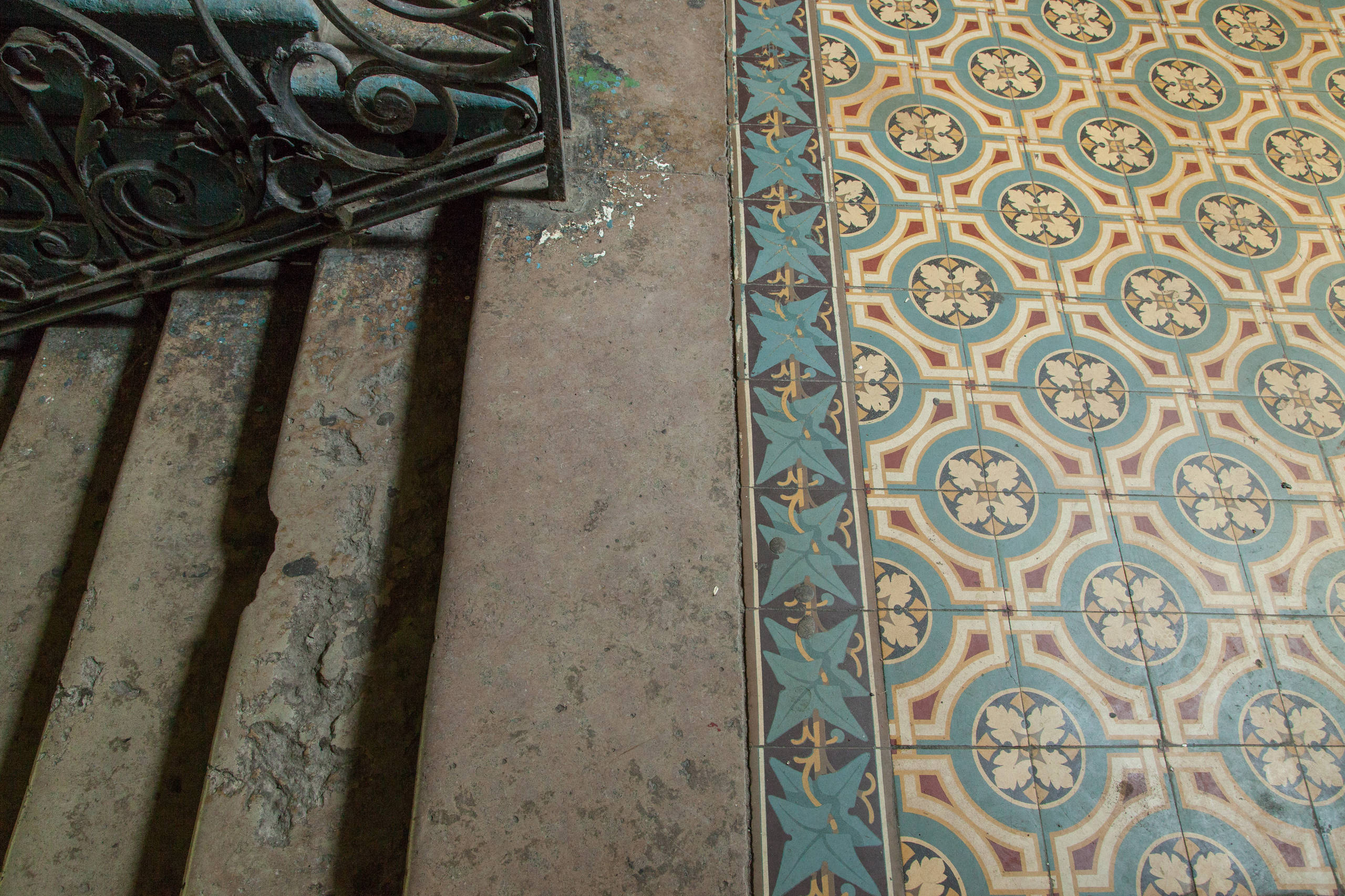 Фотоохота: 24 кадра из парадных доходного Петербурга