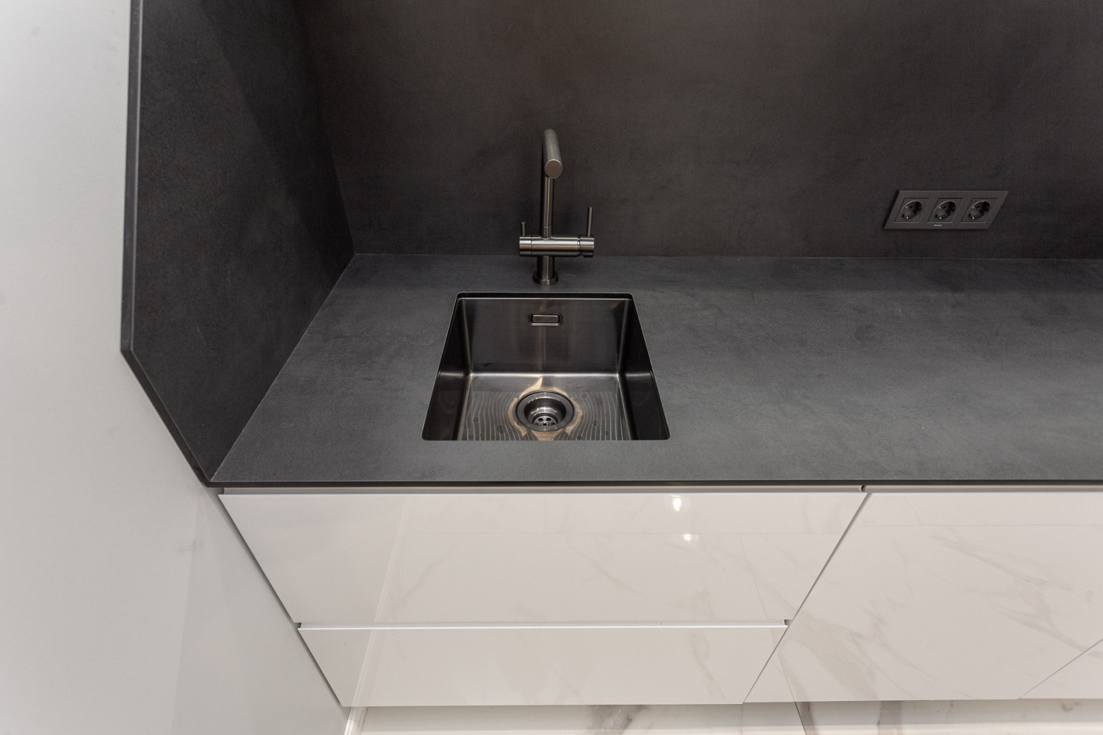 Черно-белая современная кухня