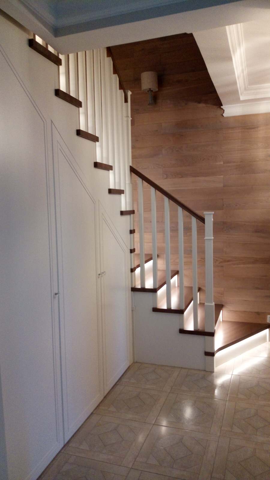 лестница с встроенным шкафом