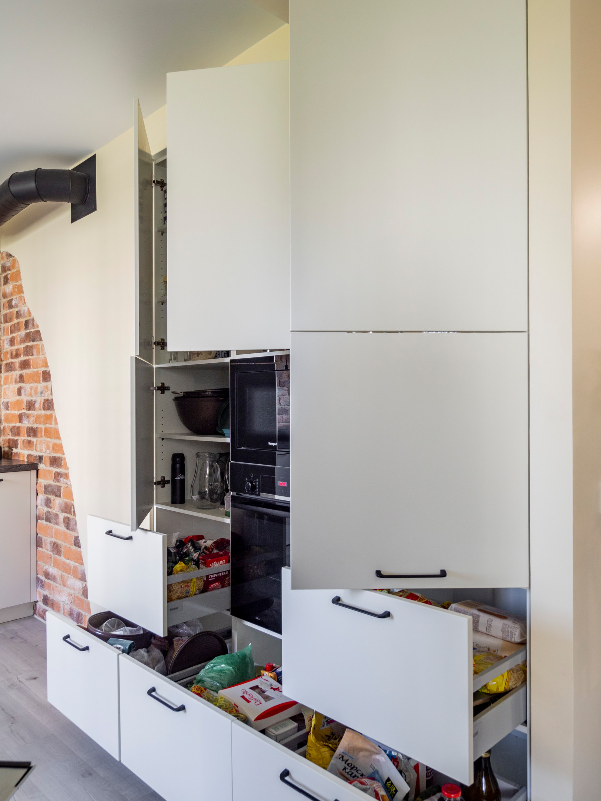 Кухня в стиле неоклассика без верхних модулей