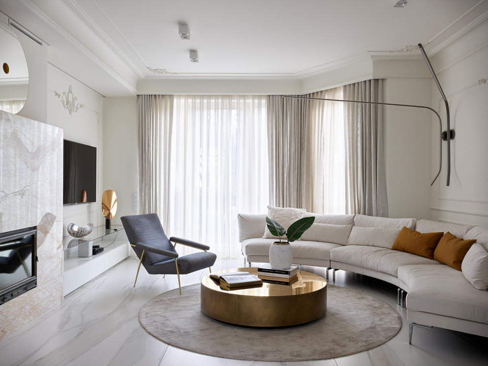 Напротив дивана в самом сердце дома расположился камин - вечный источник уюта.