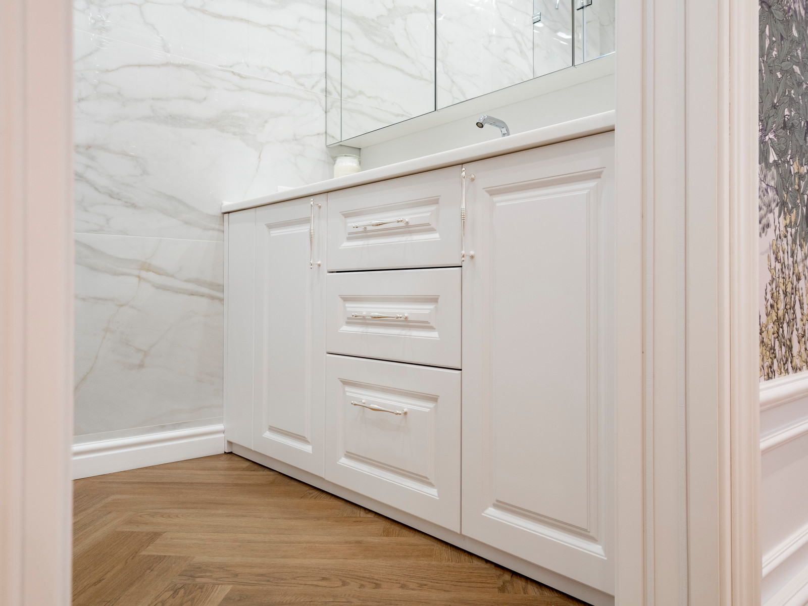 Меблировка санузла в неоклассическом стиле