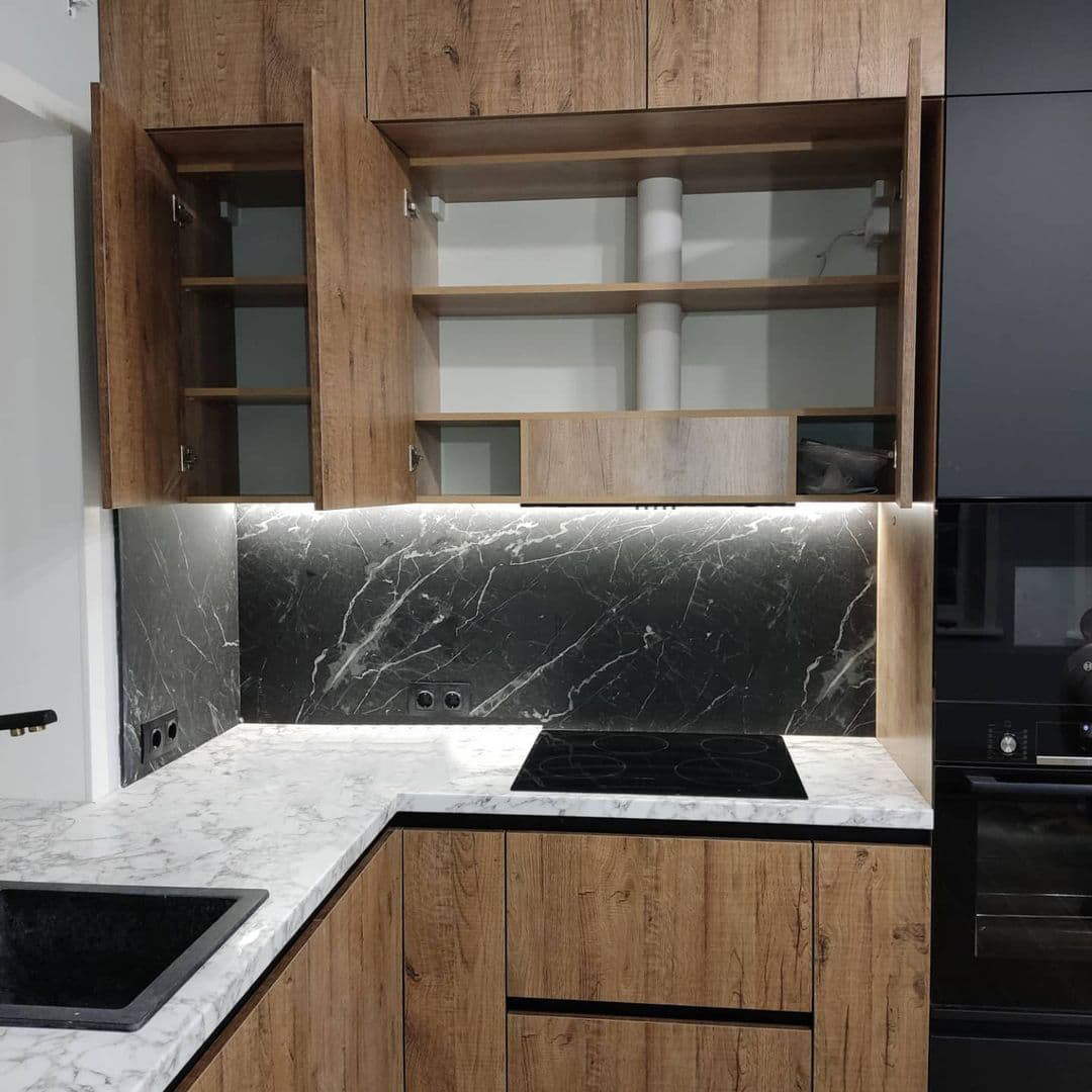 Угловая кухня в черном и коричневом цвете с витриной и подсветкой