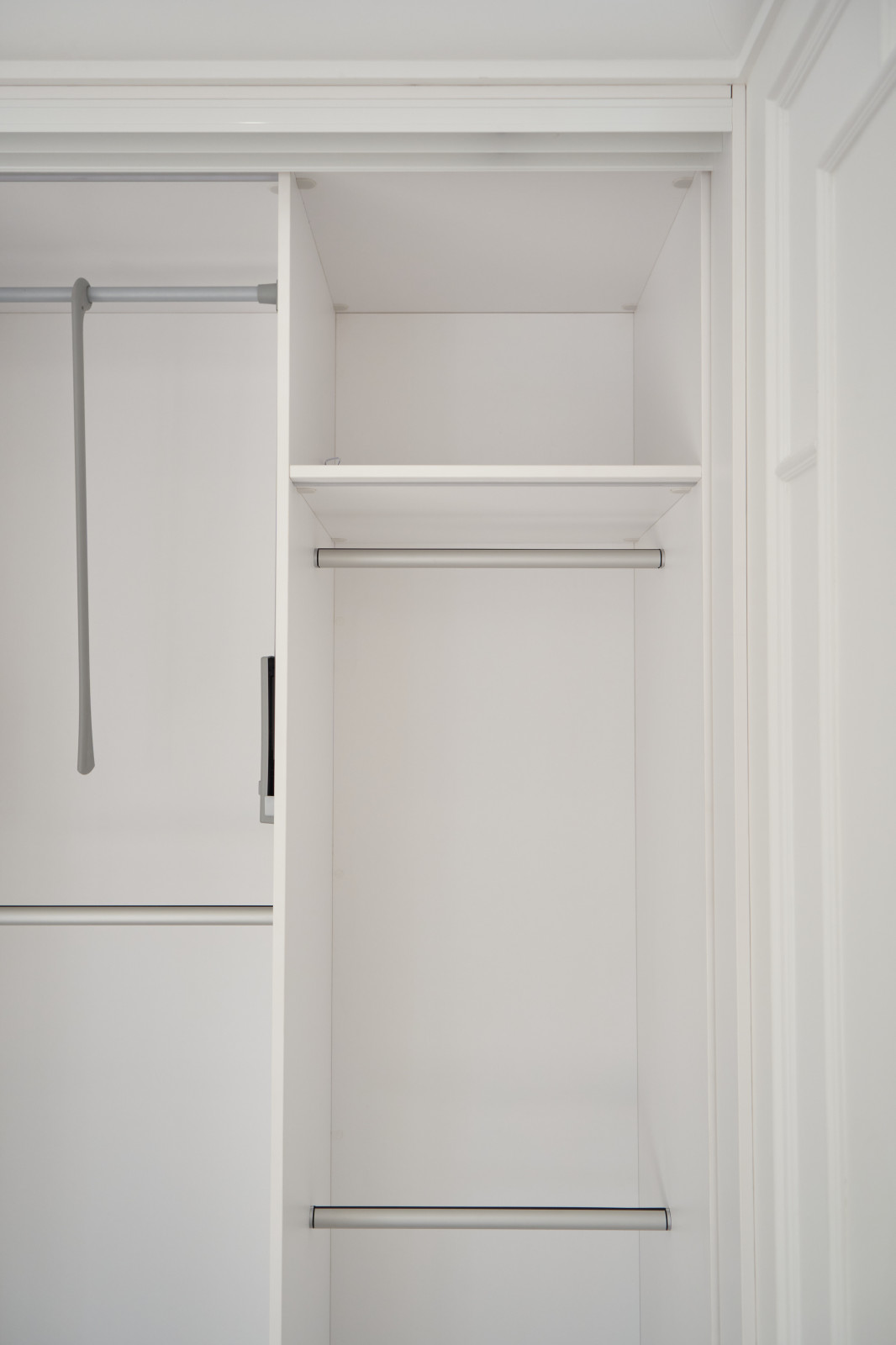 Белый шкаф-купе raumplus