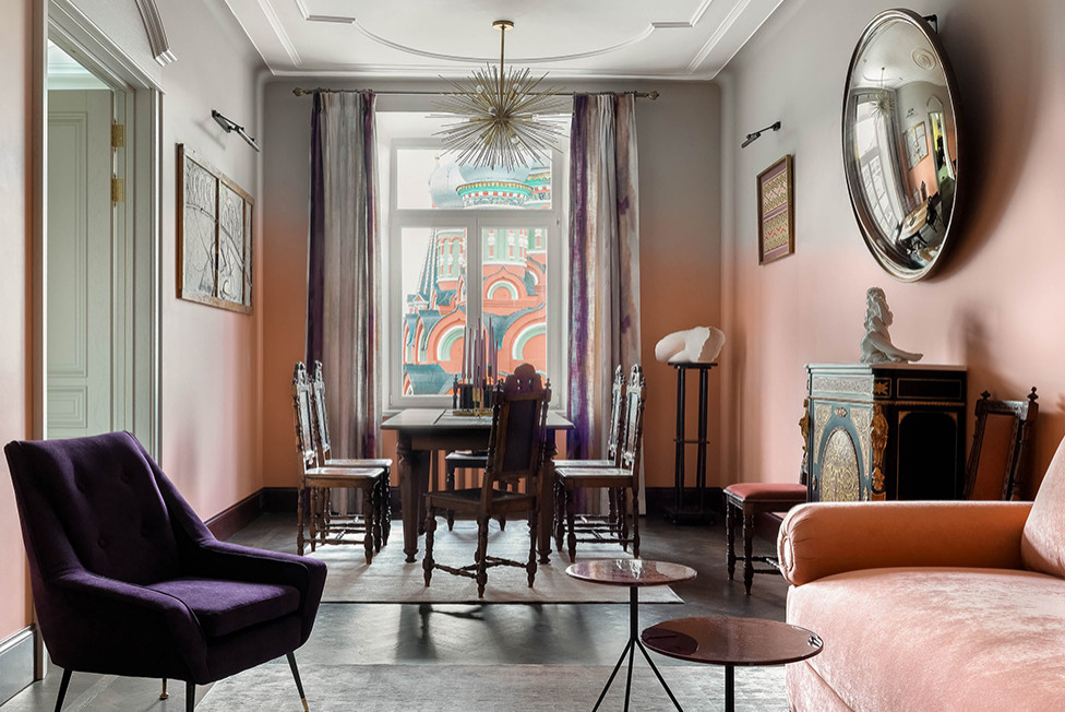 В гостях: Квартира с «тающими» стенами в цвет храма напротив