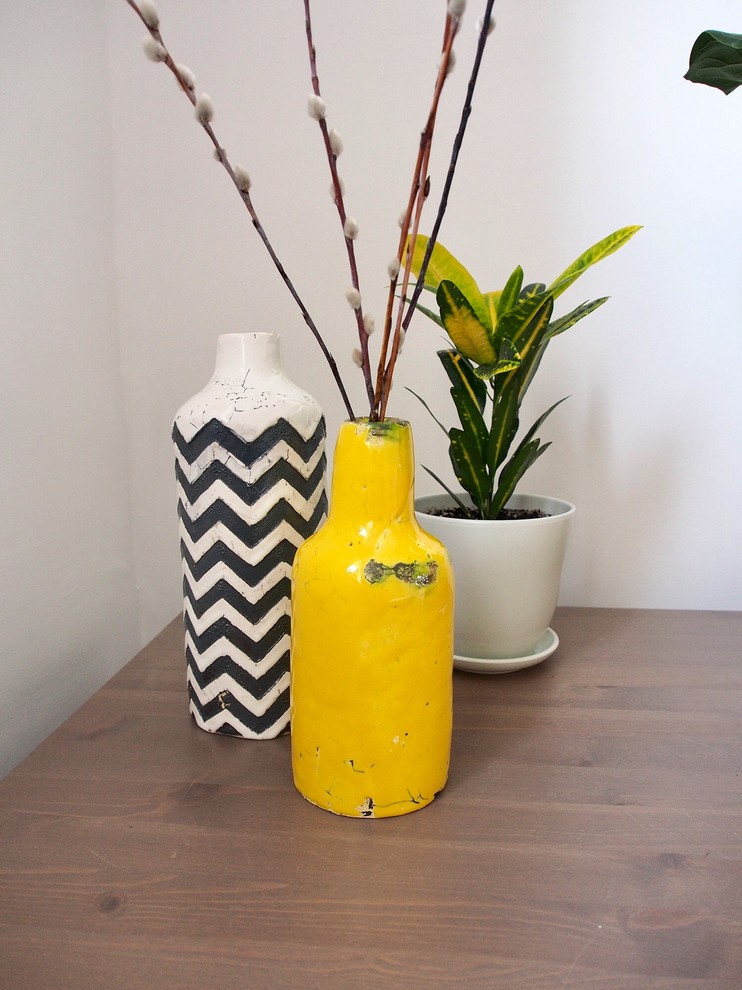 Спальня с желтыми акцентами для молодой пары