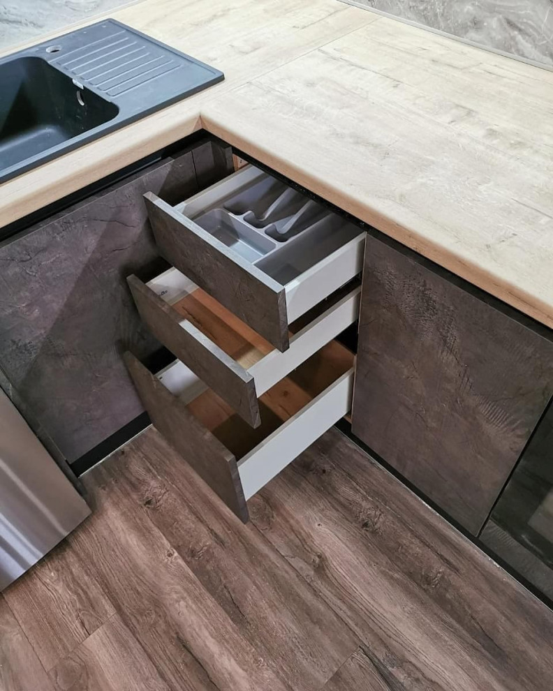 Угловая кухня белого молочного и темно-коричневого цвета с барной стойкой