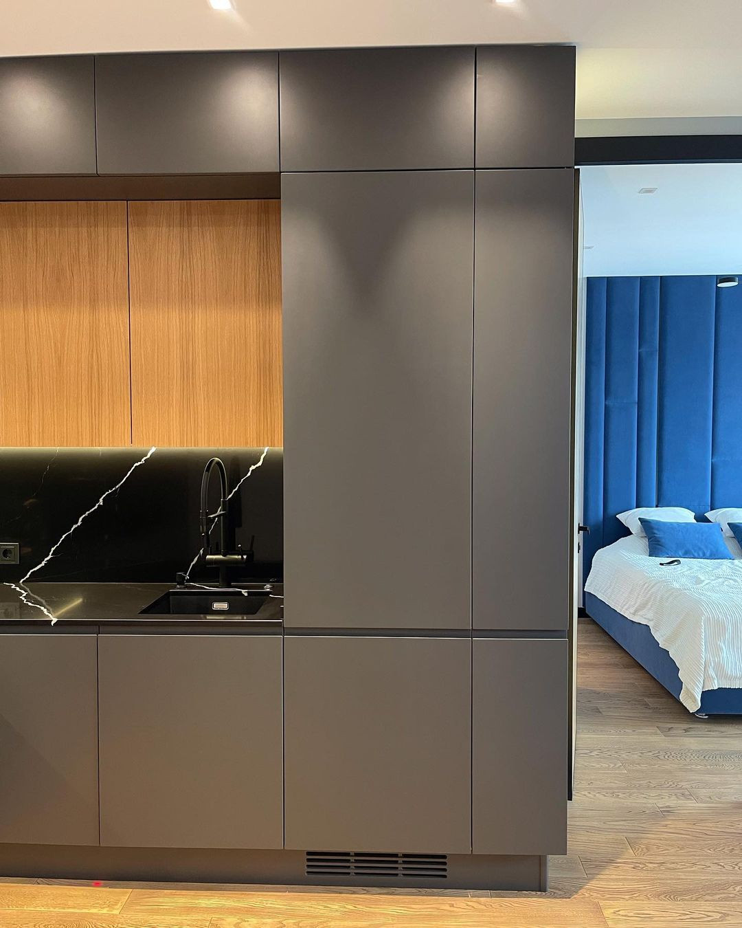 Современная кухня графитового цвета