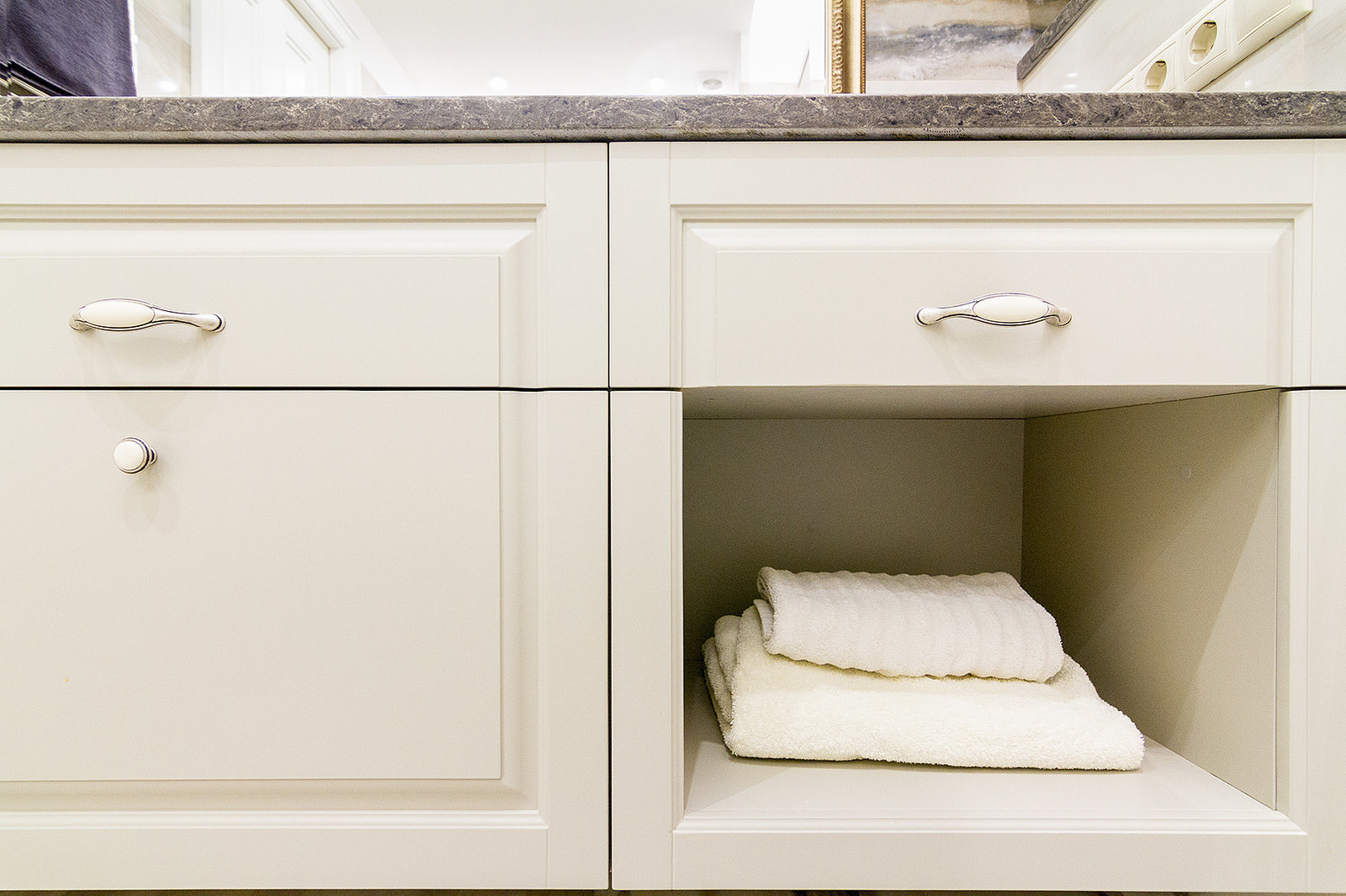 Мебель в ванную  комнату в светлых тонах.