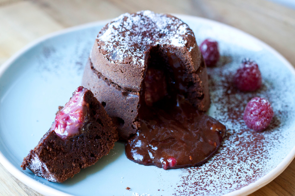 Рецепты: Фондан с двумя видами шоколада и малиной