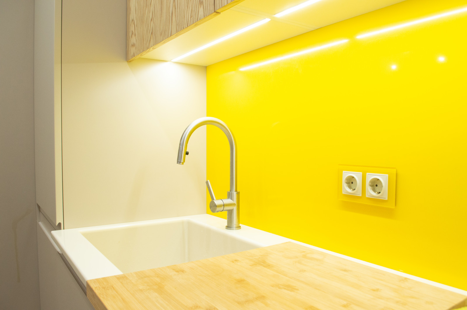 Яркая современная кухня