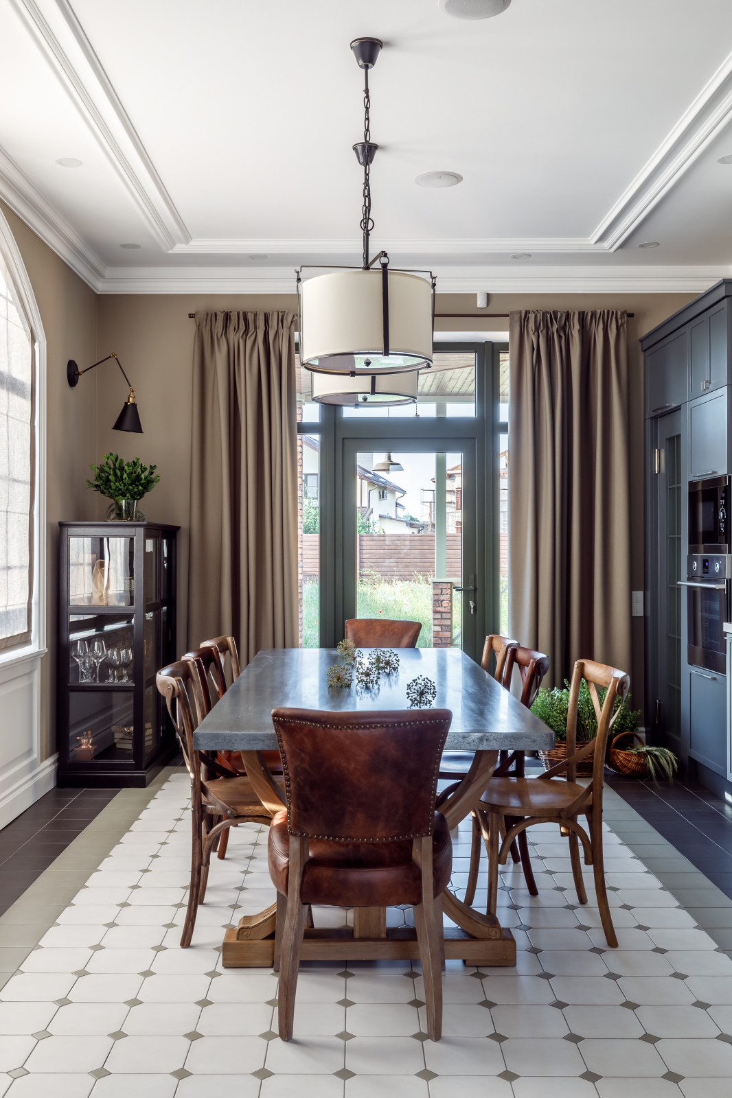 Гипсовая лепнина Аврора в интерьере дизайнера Аллы Куницы -квартира в Краснодаре