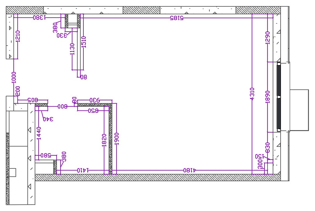 Квартира-студия с кроватью на подиуме для семейной пары