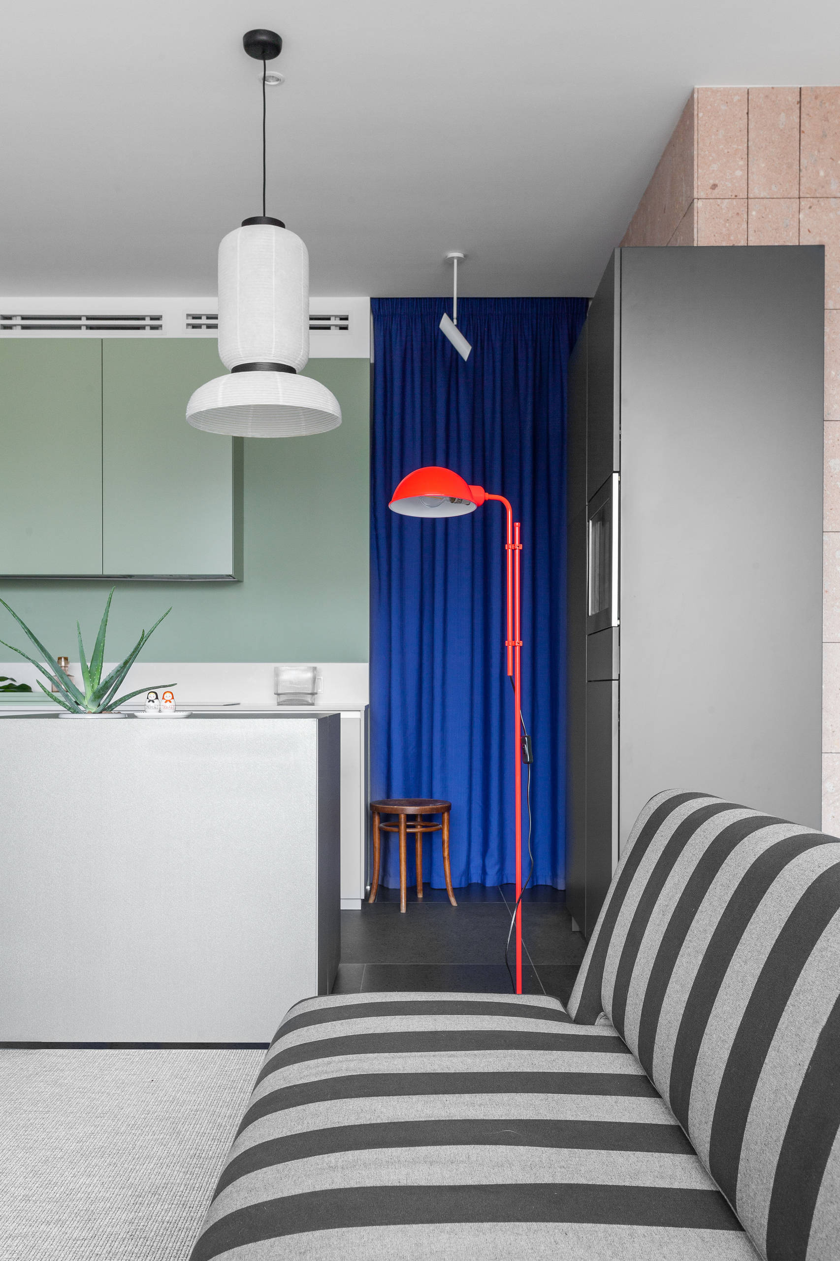 Houzz тур: Квартира в духе 1970-х — с розовым туфом и винтажем