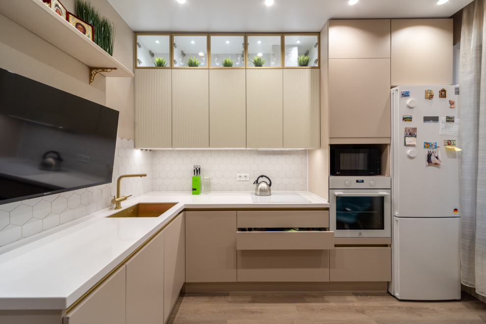 Красивая кухни и вместительная гардеробная