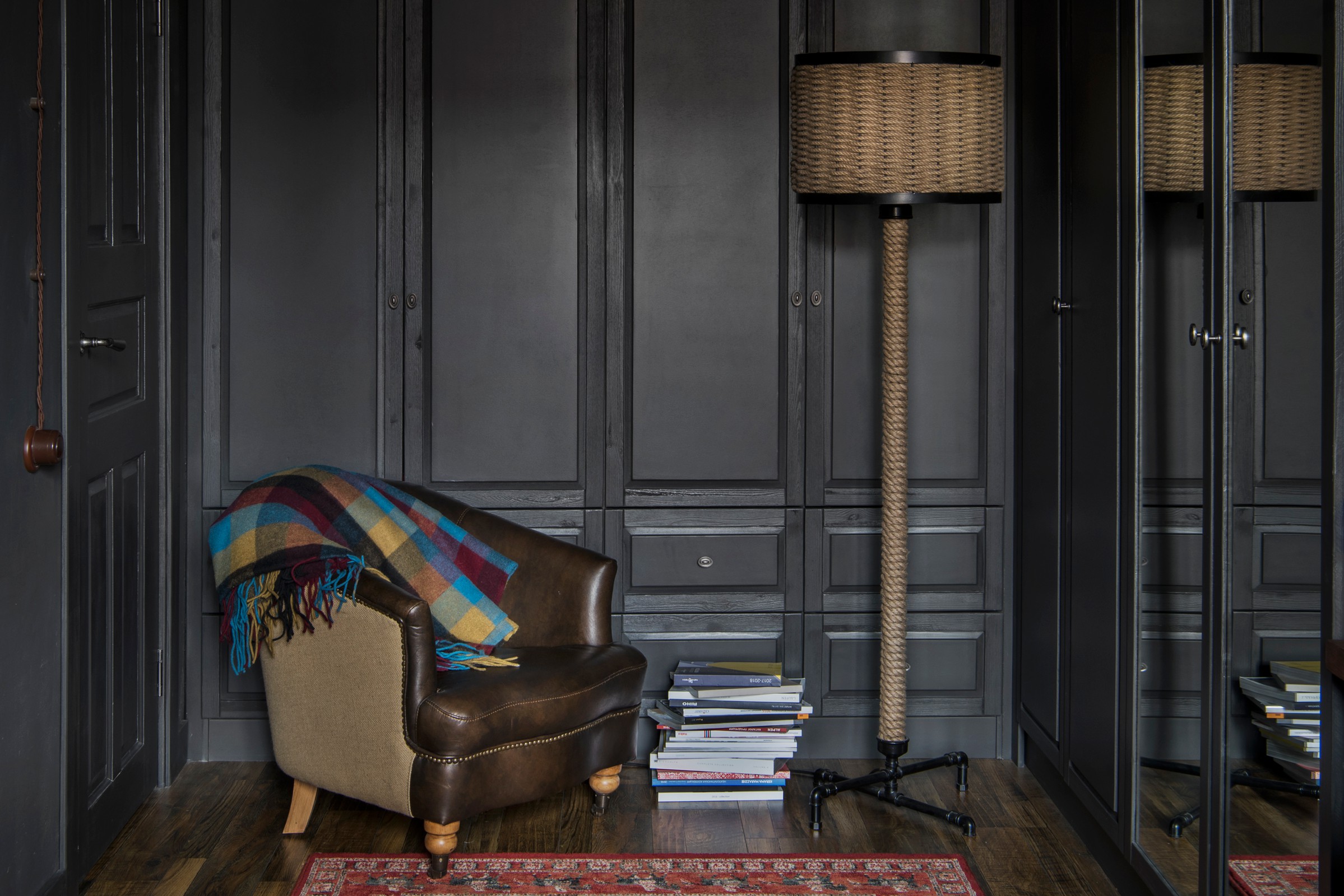 Дизайн спальни в стиле лофт в темных тонах