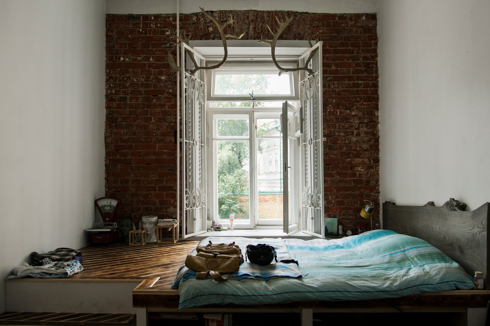 В гостях: Интерьер для троих друзей с авторской мебелью из дерева