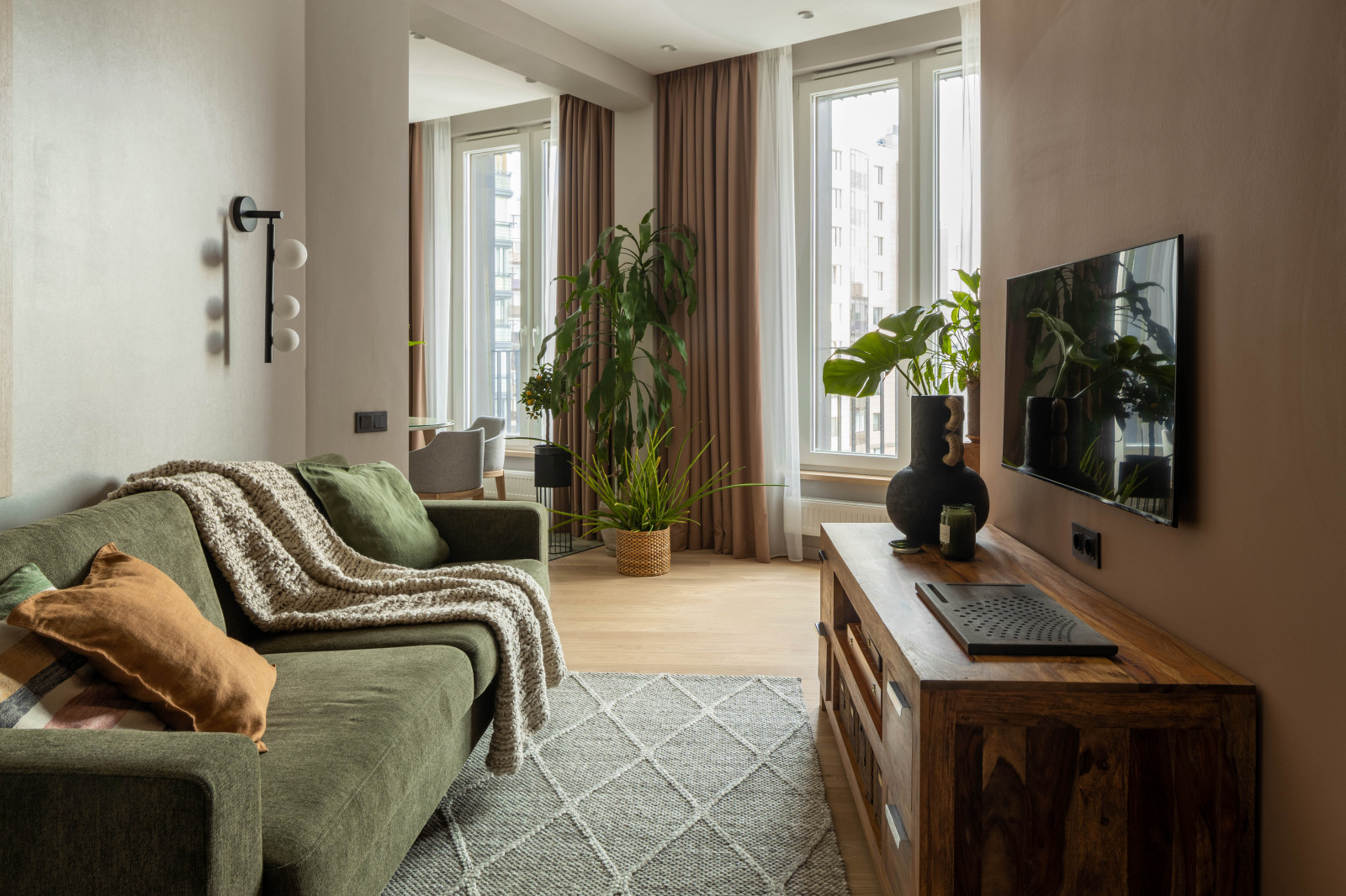 квартира с попугаями