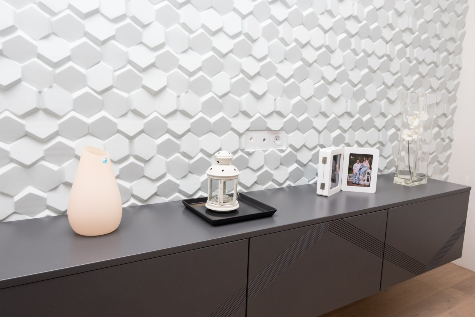 Кухня в серо-голубом цвете с барной стойкой и подвесная тумба в гостиную