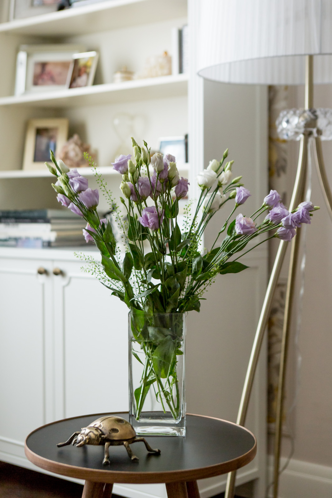 Белое, черное и яркие тона - реализованный проект квартиры в Москве.