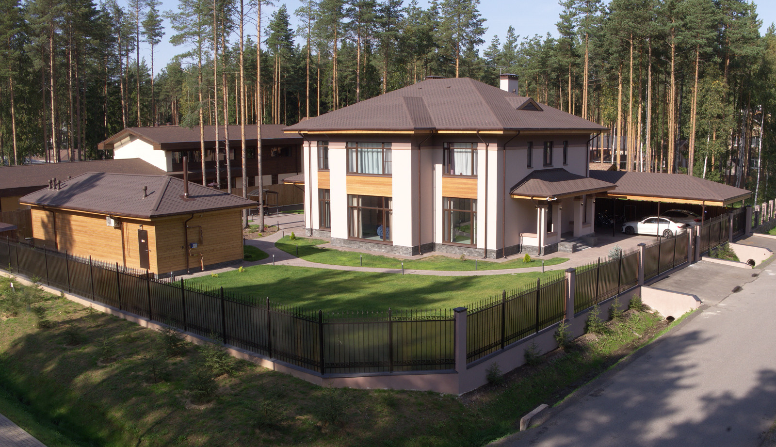 Дом из кирпича в "Охтинском парке"