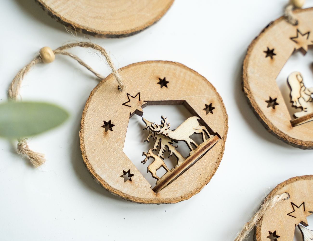 Новый год 2022: три модных схемы для украшения дома и елки