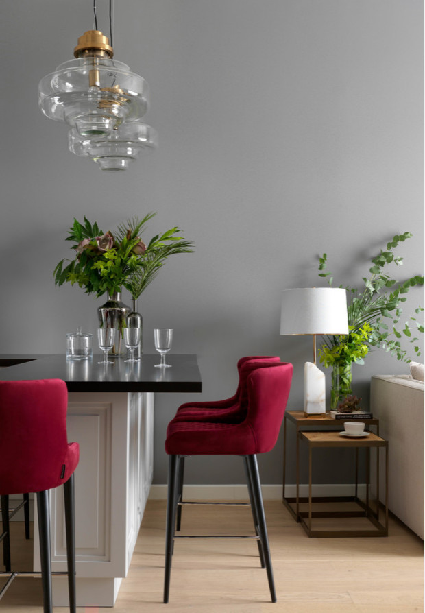 Серые стены и капля бургундского