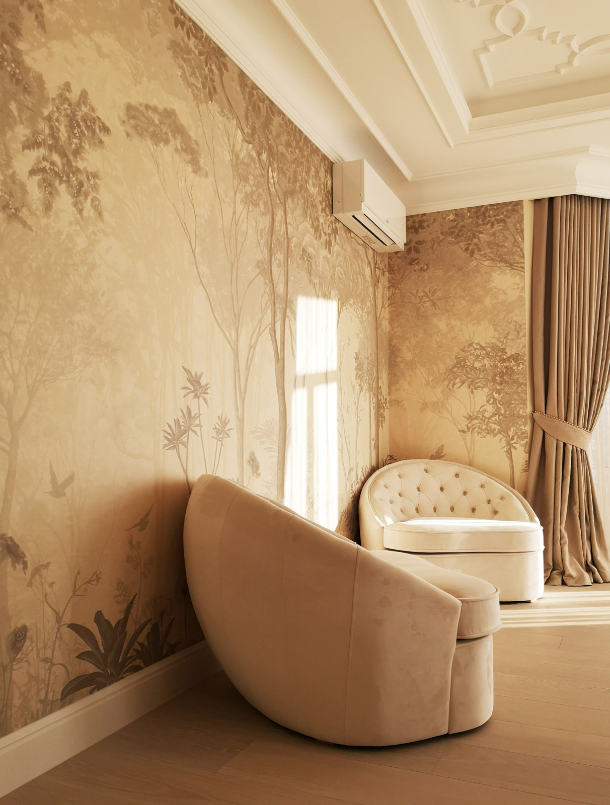 Фото готового интерьера. Второй этаж загородного дома, пространство спален в дом