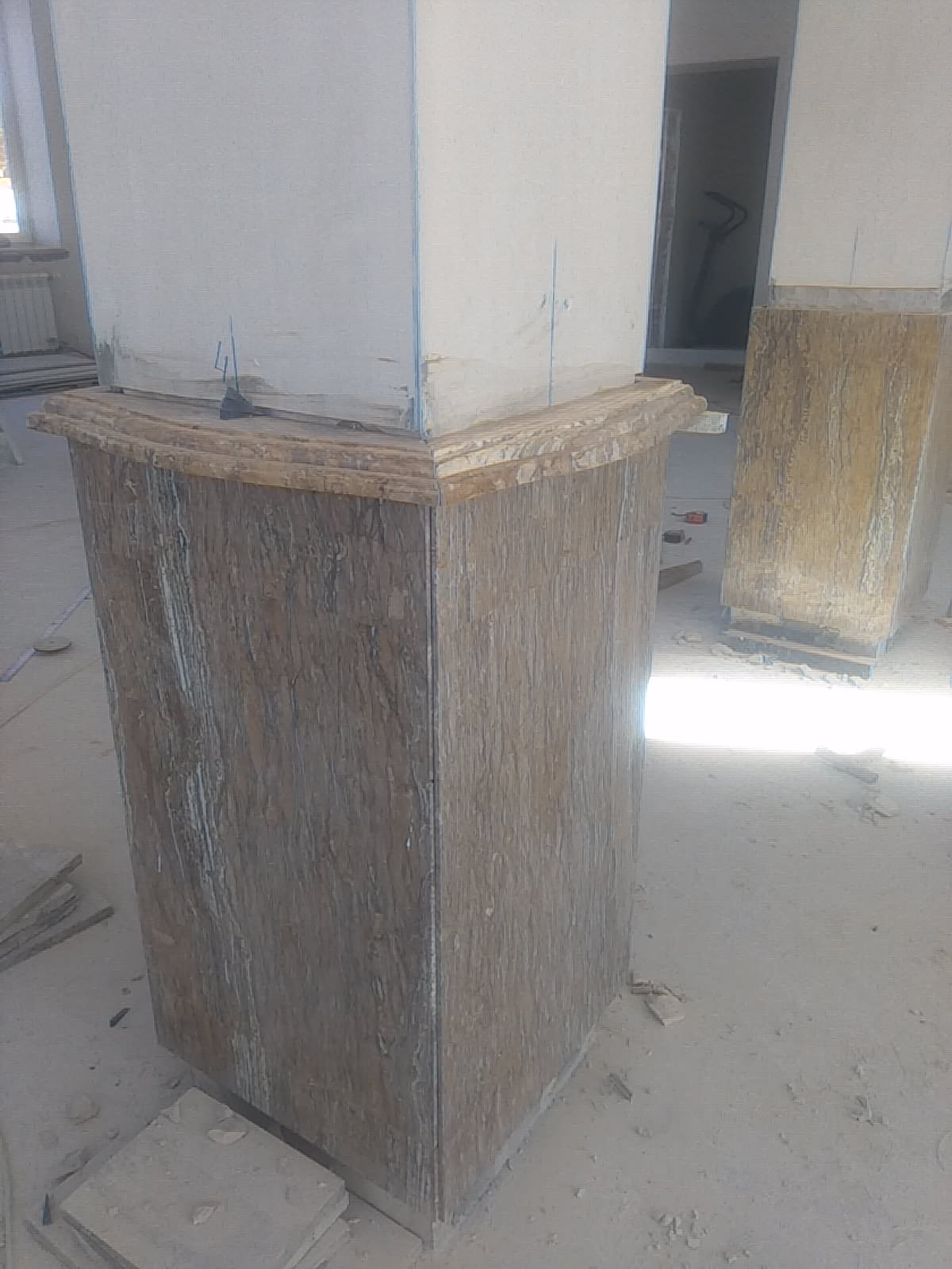 Обложка проекта: Облицовка колон и подоконник из травертина.