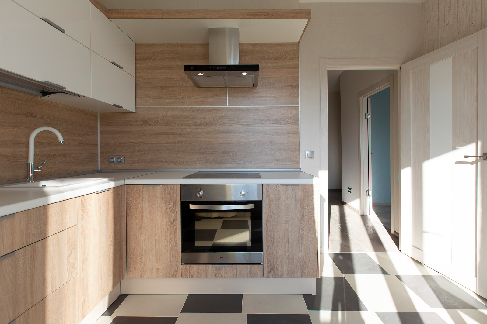 Обложка альбома: вытяжка на кухне