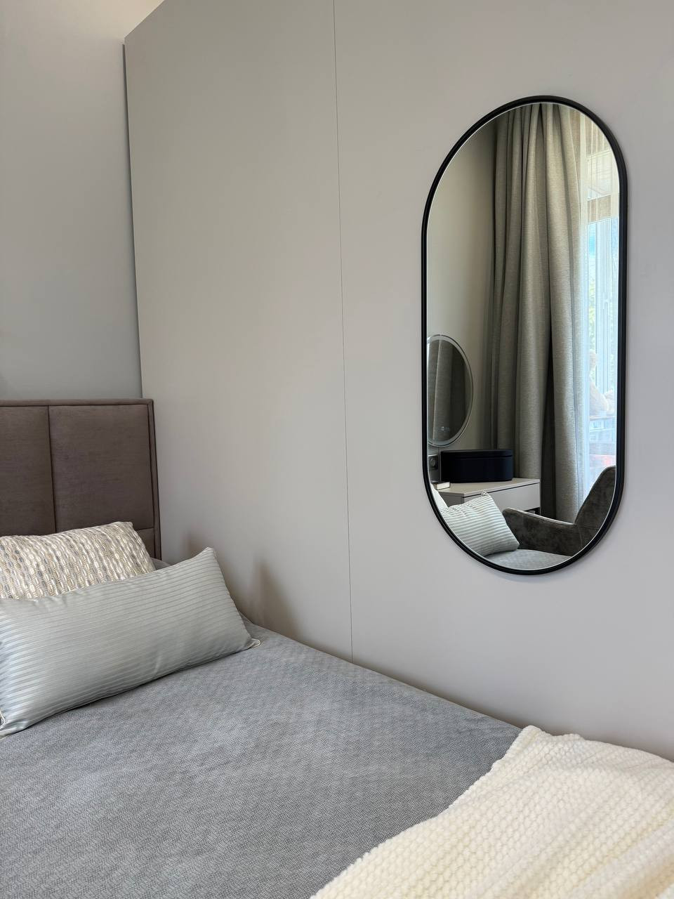 Спальня для молодой девушки в уютном сером цвете