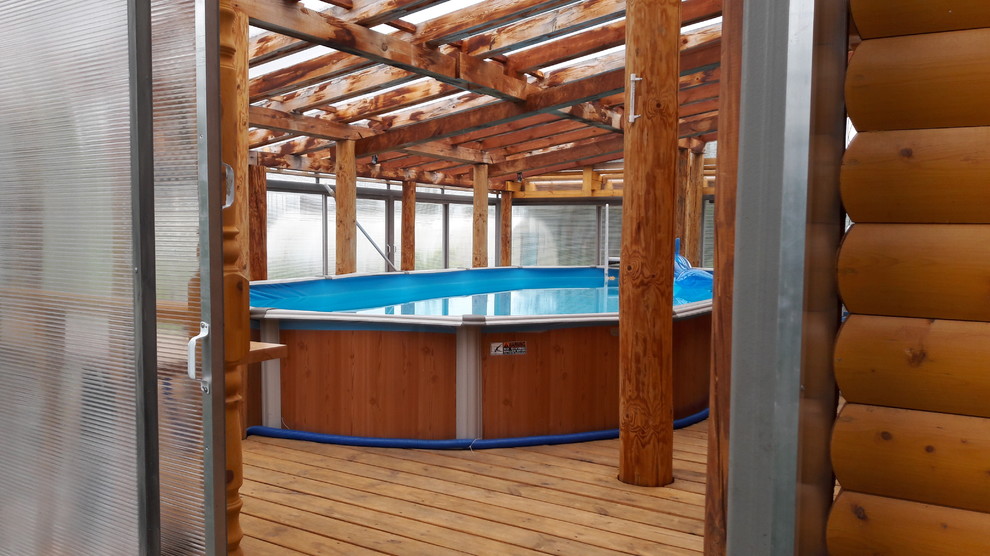 Деревянный дом с фасадом из металического сайдинга, баня с бассейном.