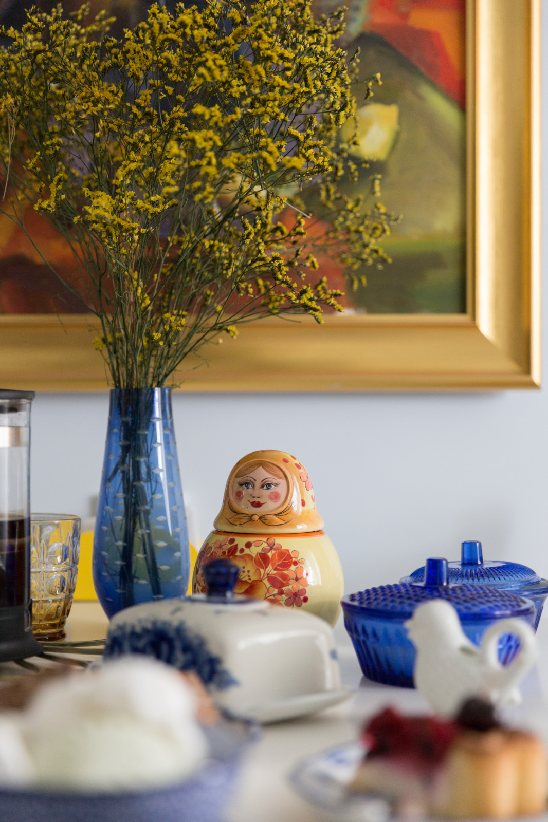 Кухня с латунным фартуком