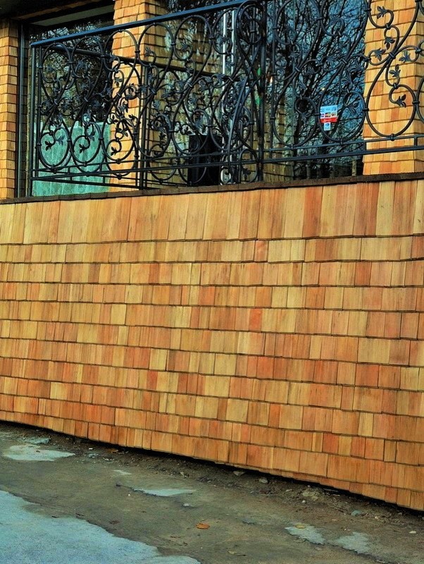 Монтаж фасада ресторана из дранки